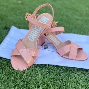 Moschino small heel, leather, light pink color, and size 7. Brand new!